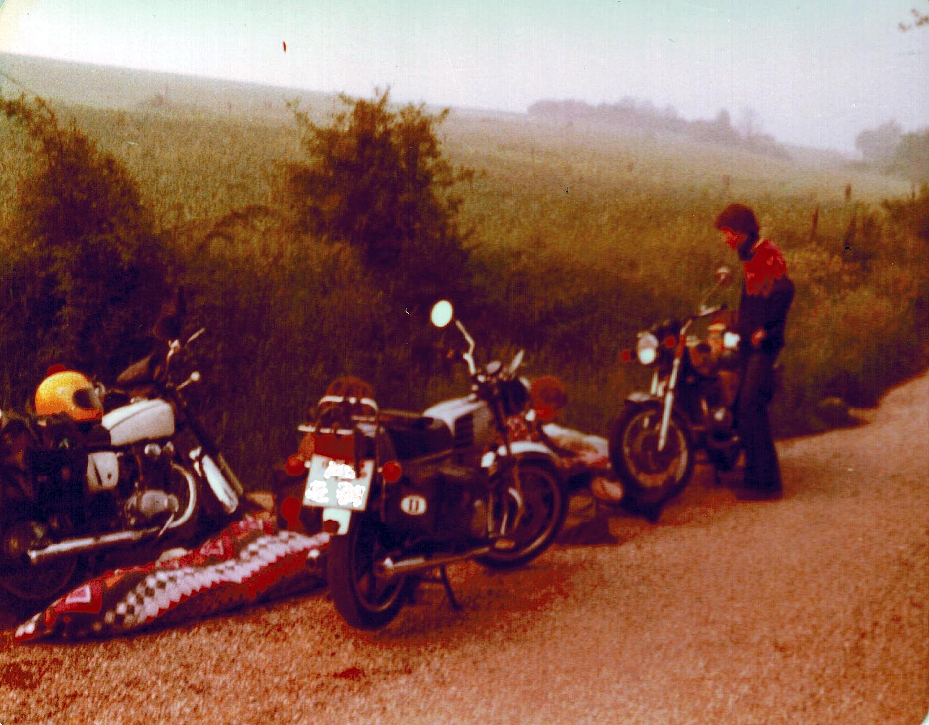 Morgens nach der ersten Nacht in Frankreich - ei gugge da - wir haben in einer Ausweichbucht geschlafen!