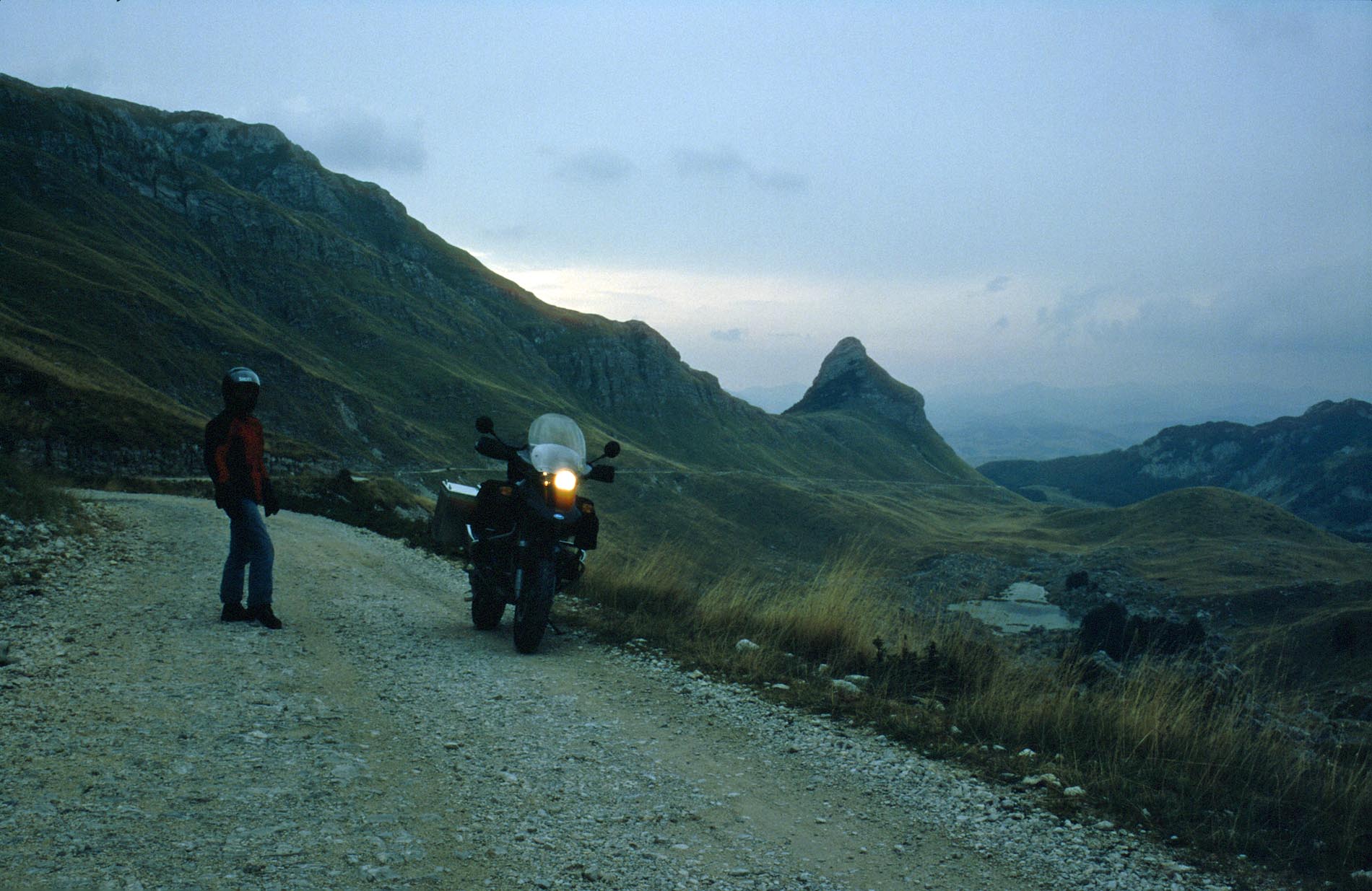 Auf Schotterpass über das Durmitor Gebirge nach Pluzine.