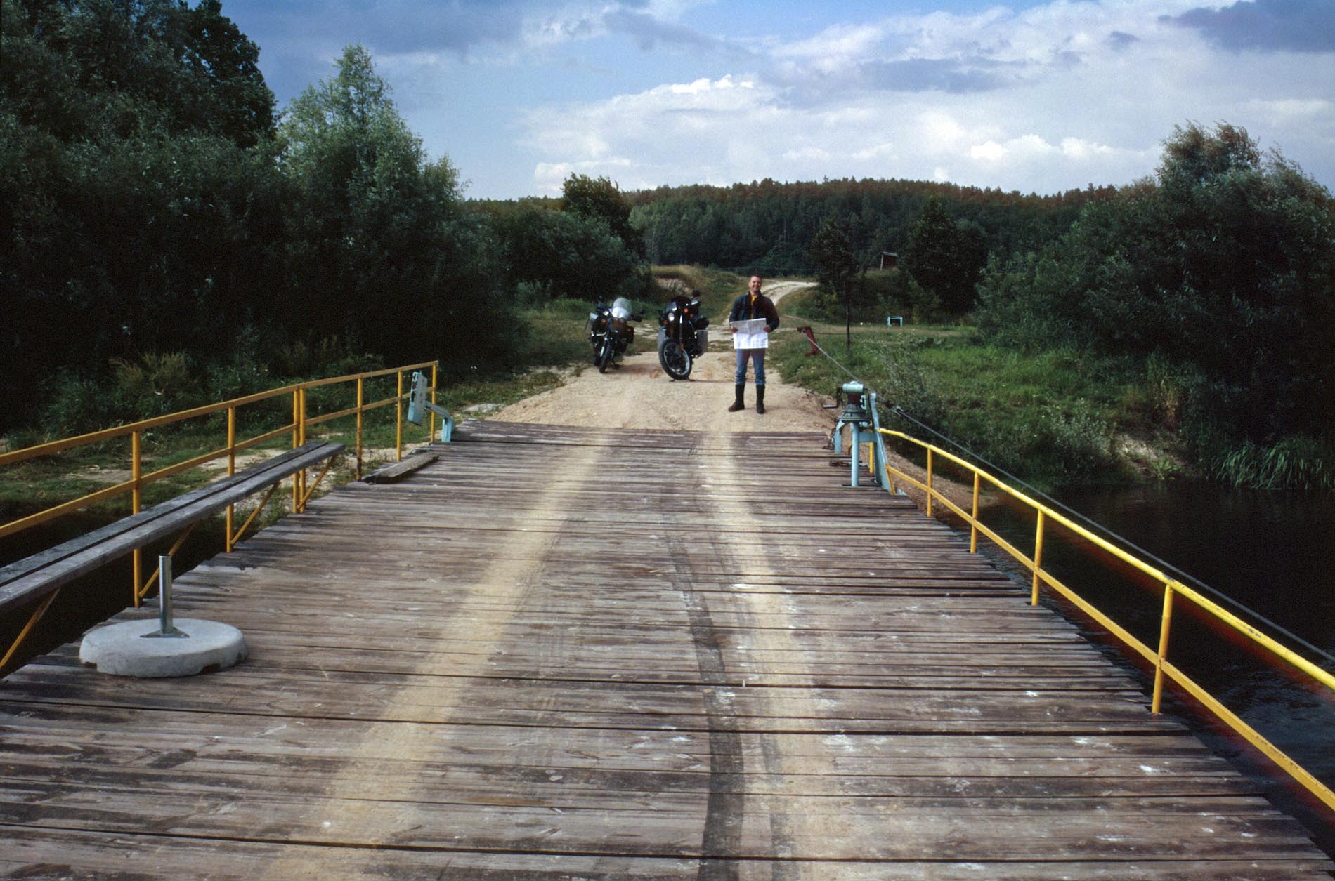 Der Schotterweg hört an der Fähre auf - und kein Fährmann - was nun?