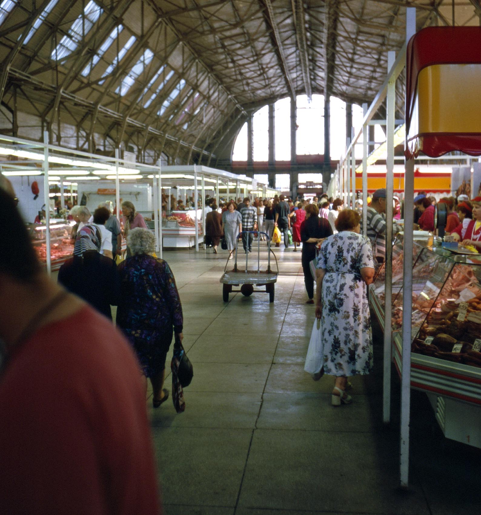 Auf dem Markt (alte Zeppelinhallen).