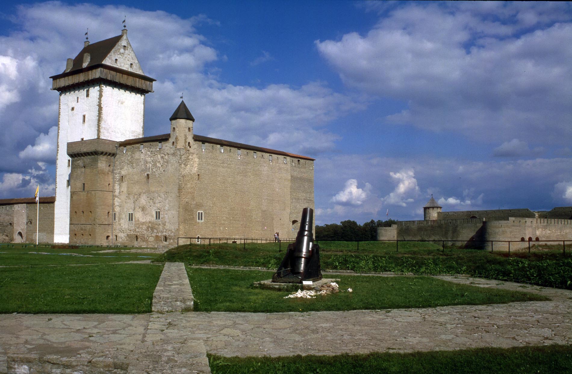 Die Hermannsfestung, im Hintergrund die Burg von Ivangorod, Russland.