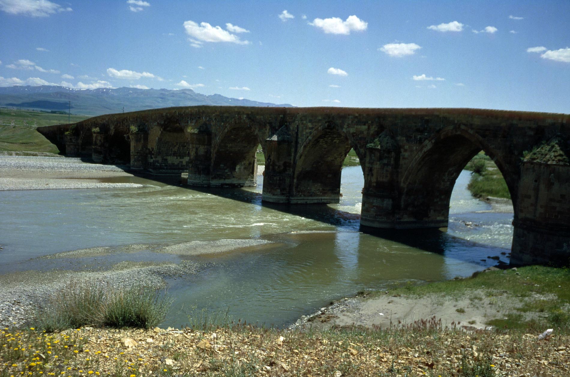 Die alte Cobandede Brücke über den Euphrat, kurz vor Erzurum.