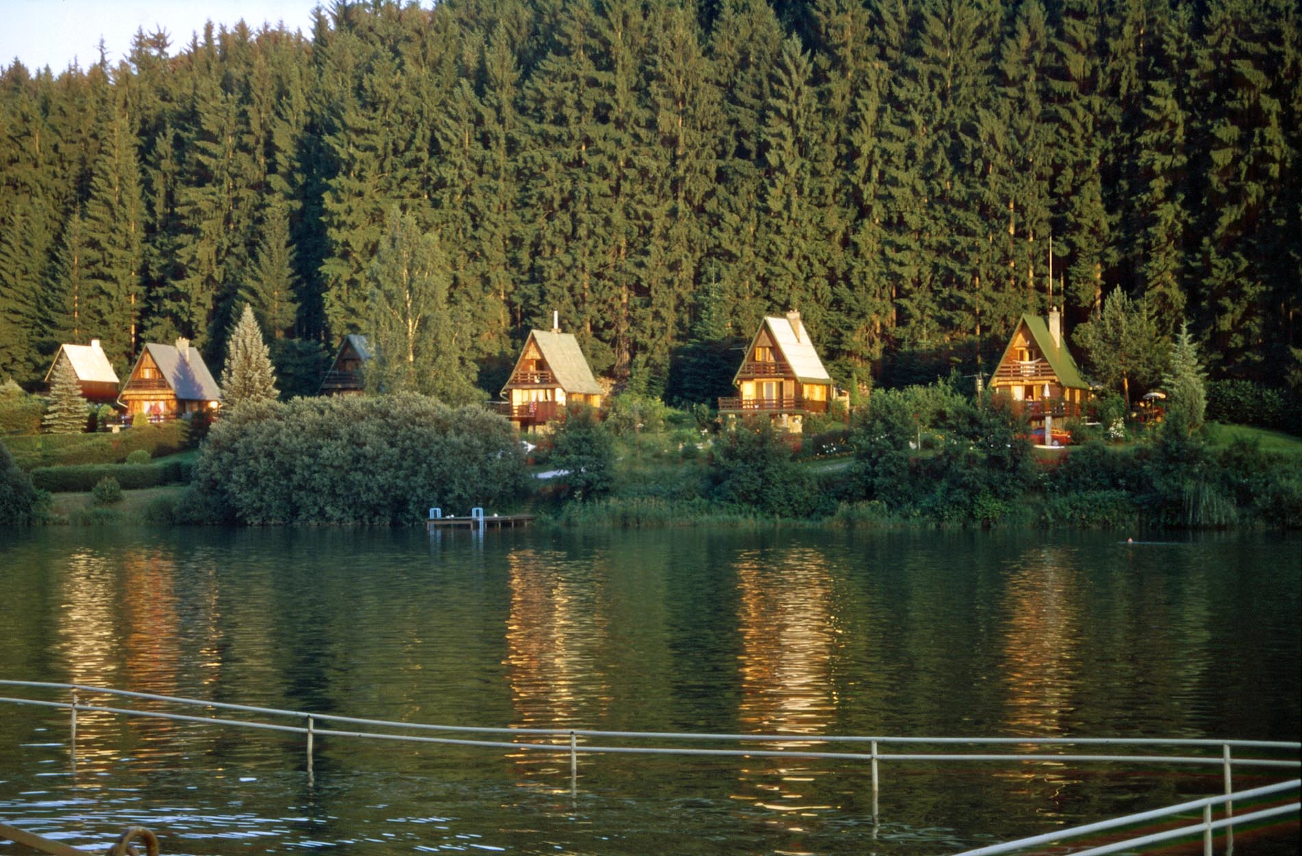Häuschen am Seeufer.