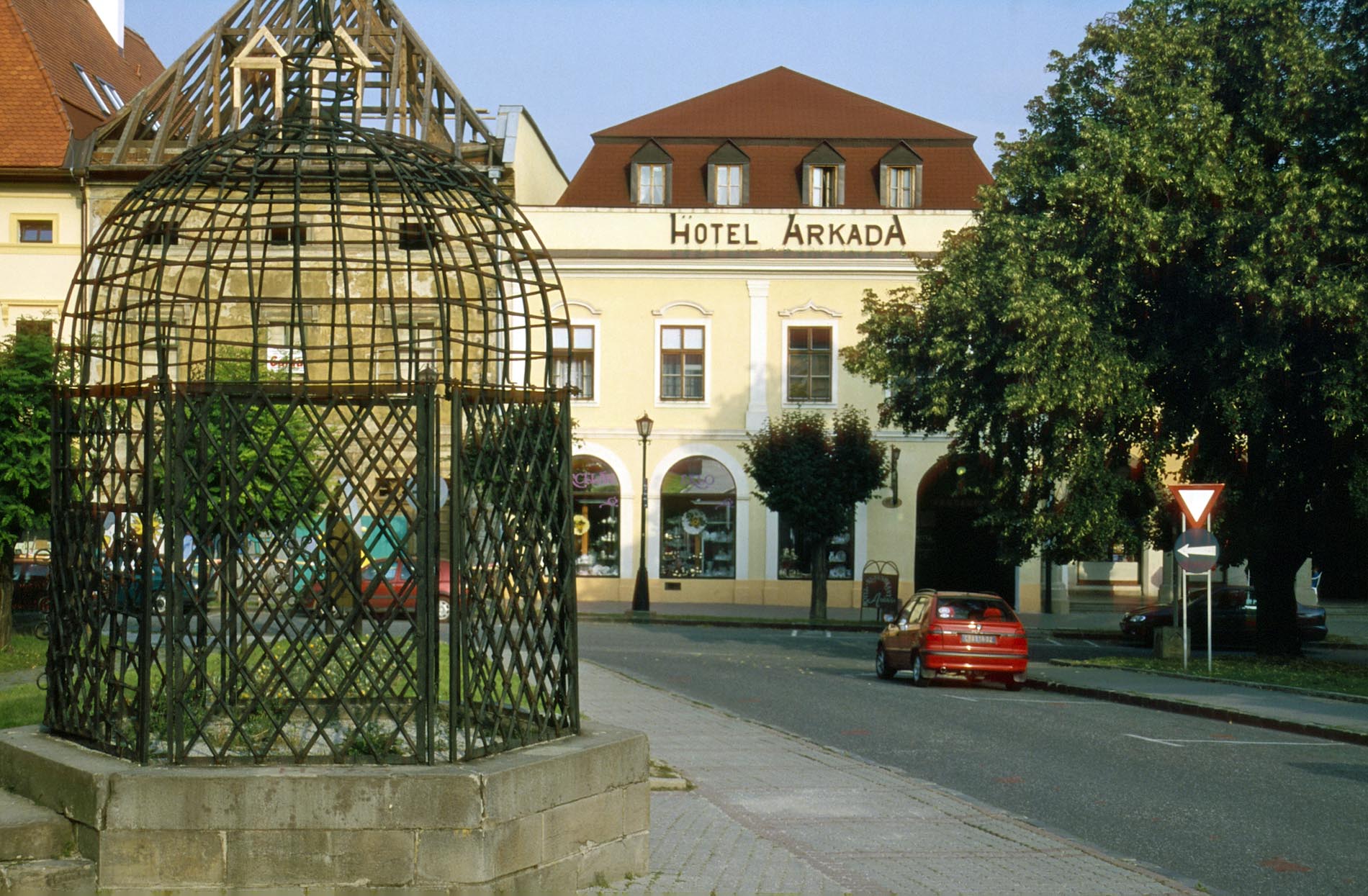 Pranger auf dem Marktplatz in Levoča, im Hintergrund das Hotel Arkada.